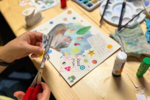 collage-niña-interior-acuarela 1